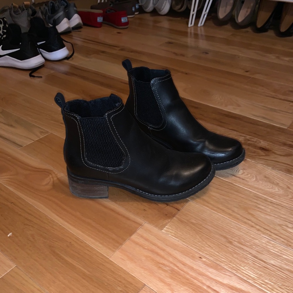 Boots size 6